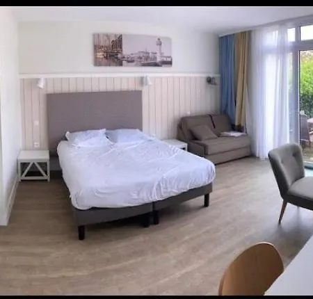 Chateliers, Piscine Chauffee, Et Jardin A St Martin De Re アパートホテル